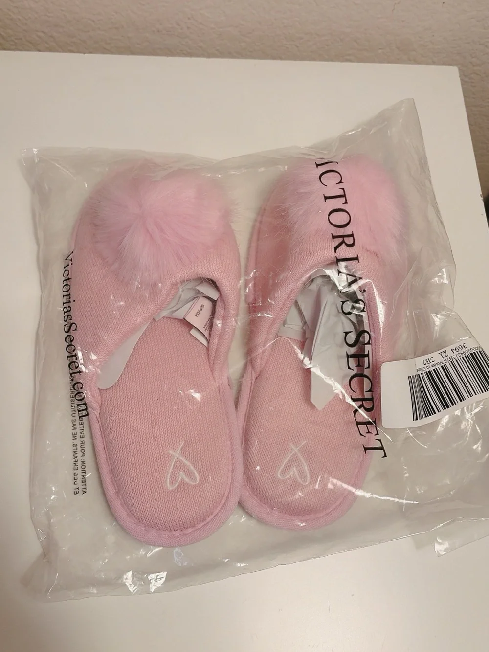 Victoria’s Secret Pink Pom Pom Plush Slippers Women’s Size S New in Bag